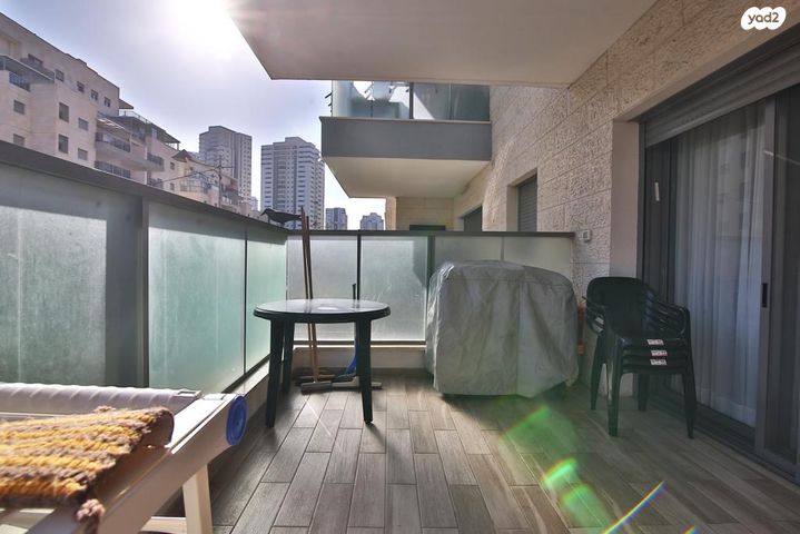 דירה, שלום שבזי, משכנות האומנים, קרית מוצקין