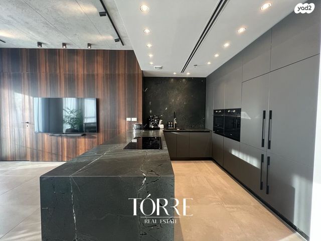 דרך מנחם בגין 158