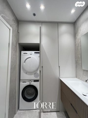 דירה, דרך מנחם בגין 158, מונטיפיורי, הרכבת, תל אביב יפו