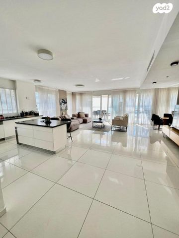 גג/ פנטהאוז, עוזי חיטמן, עיר ימים, נתניה