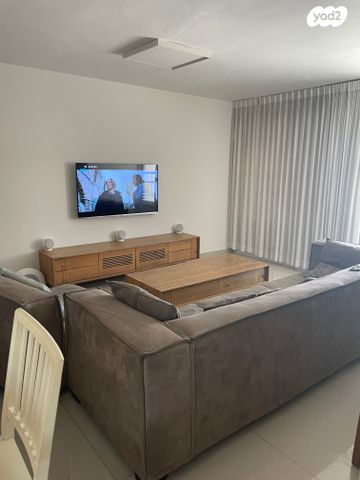 גג/ פנטהאוז, יצחק שדה, שיכון עובדים, טבריה