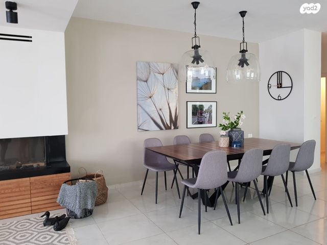 דו משפחתי, אורנית, אורנית