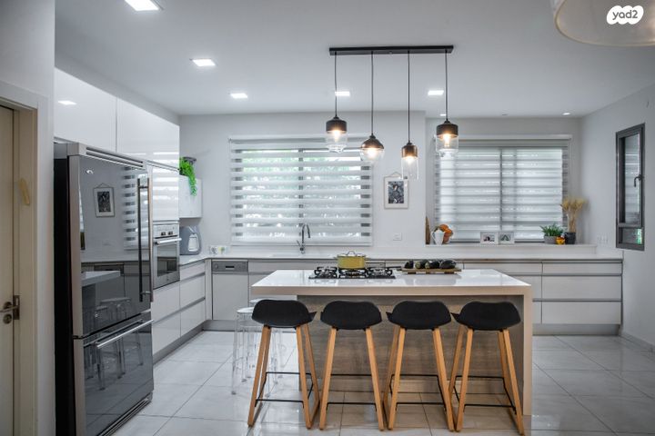 דו משפחתי, אורנית, אורנית