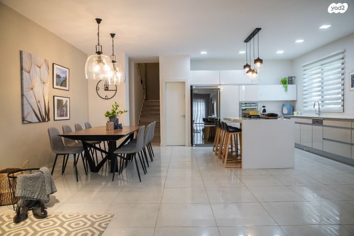 דו משפחתי, אורנית, אורנית