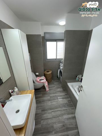 דירה, אפרים שריר, נהריה