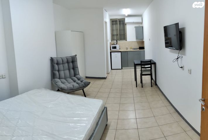 סטודיו/ לופט, דרך יפו 84, שער פלמר, תחנת רכבת השמונה, חיפה