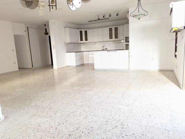 גג/ פנטהאוז, האירוסים, נווה כרמית, נס ציונה