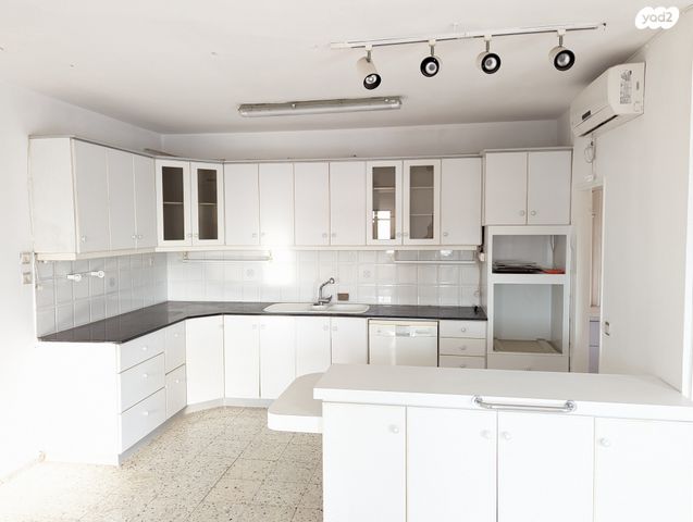 גג/ פנטהאוז, האירוסים, נווה כרמית, נס ציונה