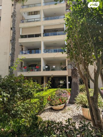 גג/ פנטהאוז, האירוסים, נווה כרמית, נס ציונה