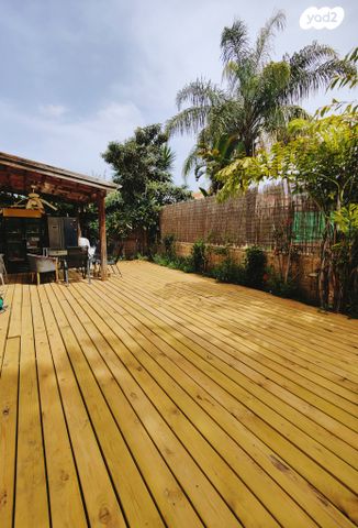 דו משפחתי, בת חפר