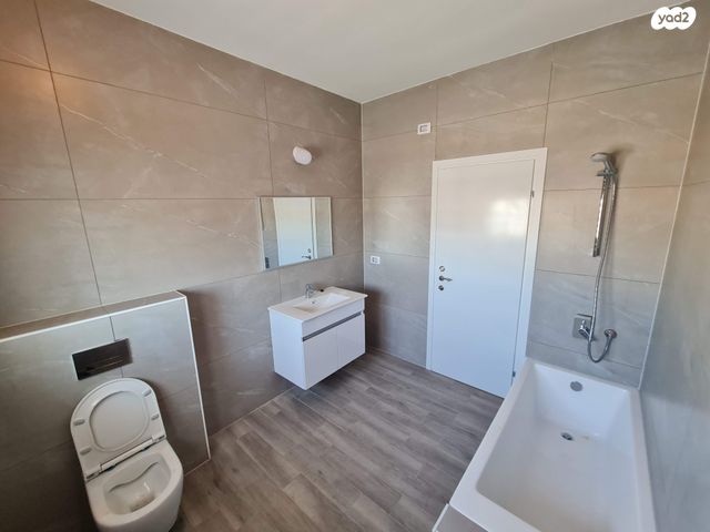 גג/ פנטהאוז, מנדלי מוכר ספרים, אברמסקי, קרית אתא