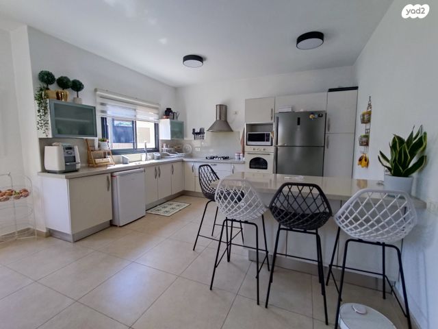 דו משפחתי, אורנית