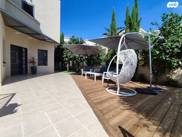 דו משפחתי, אורנית