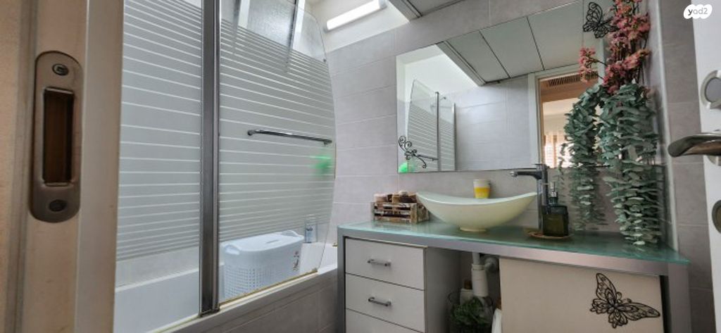 דירת גן, אורנית