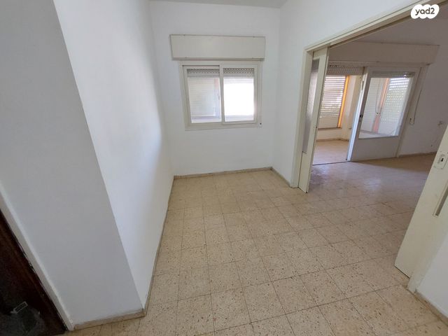 דירה, שדרות טרומפלדור 1, נווה שאנן, חיפה