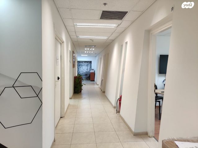 פרופ' מנחם פלאוט 