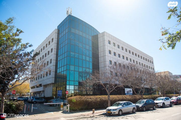 פרופ' מנחם פלאוט 