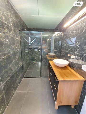 דירה, נעורים, ראשון לציון