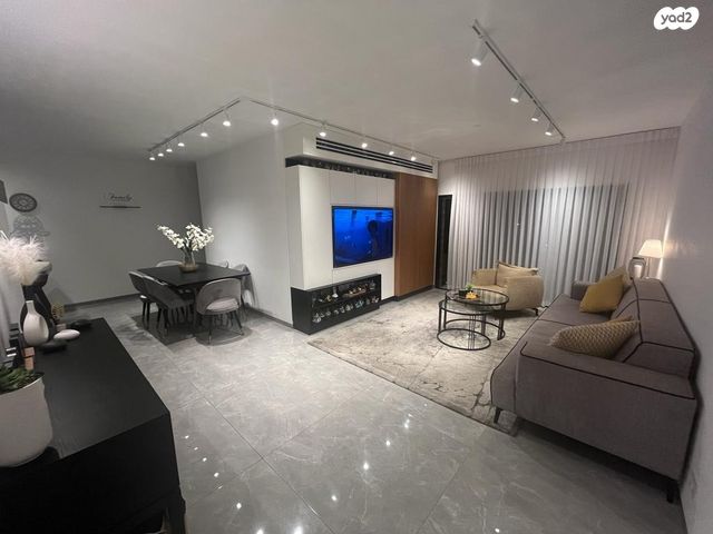 דירה, נעורים, ראשון לציון