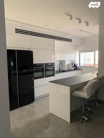 דירה, נעורים, ראשון לציון