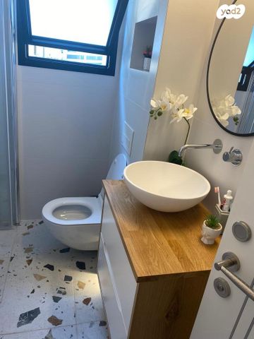 דירה, נעורים, ראשון לציון