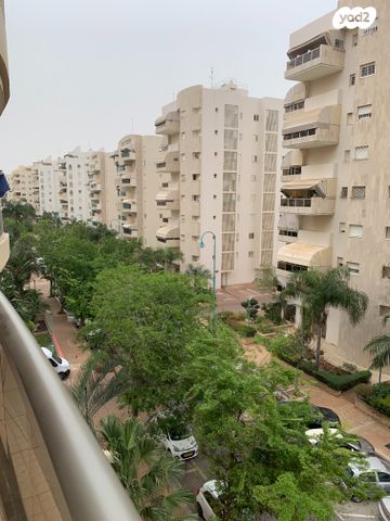 דירה, נעורים, ראשון לציון