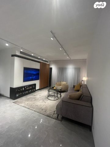 דירה, נעורים, ראשון לציון