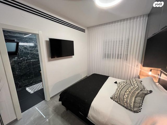 דירה, נעורים, ראשון לציון