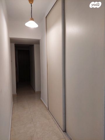 דירה, יעקב דה האז, רמות, ירושלים