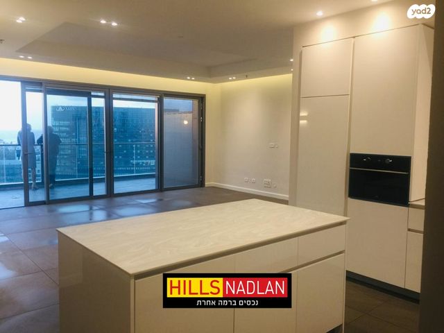 דירה, אריק איינשטיין, הרצליה ב', הרצליה