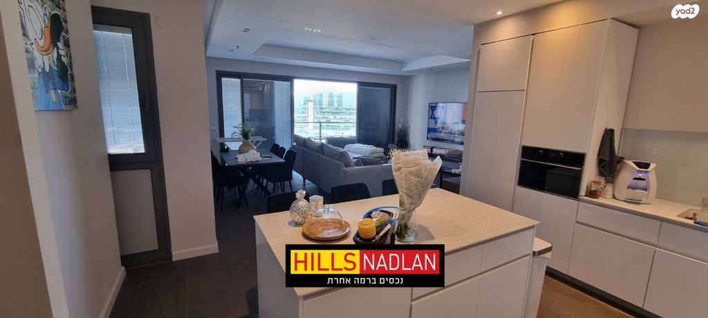 דירה, אריק איינשטיין, הרצליה ב', הרצליה