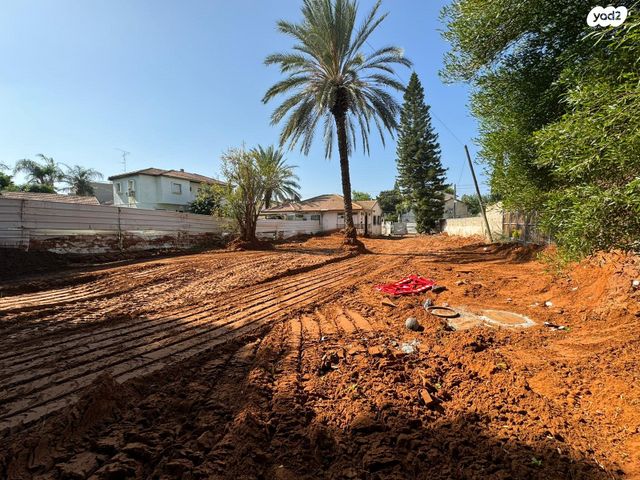 מגרשים, שירת גאולים, נווה ישראל, הרצליה