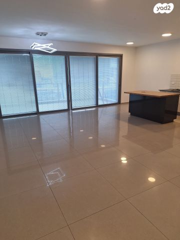 דירה, אריק איינשטיין, הרצליה ב', הרצליה