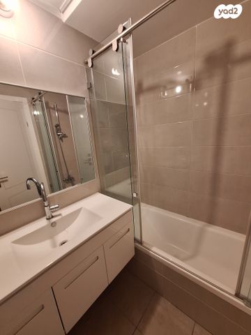 דירה, אריק איינשטיין, הרצליה ב', הרצליה