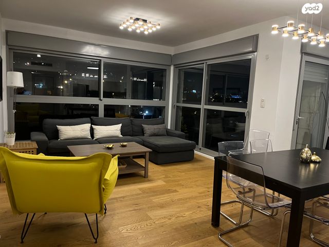 דירה, אברהם פררה, הולילנד, ירושלים