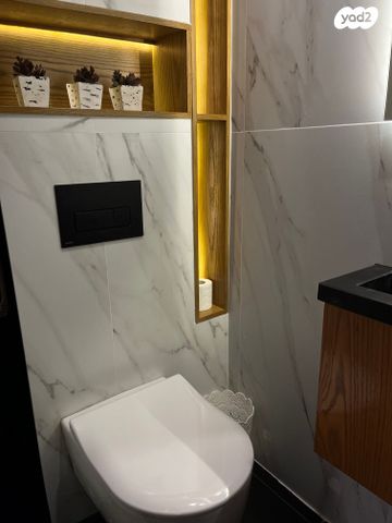 דירה, אברהם פררה, הולילנד, ירושלים