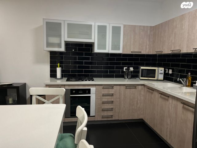 דירה, אברהם פררה, הולילנד, ירושלים