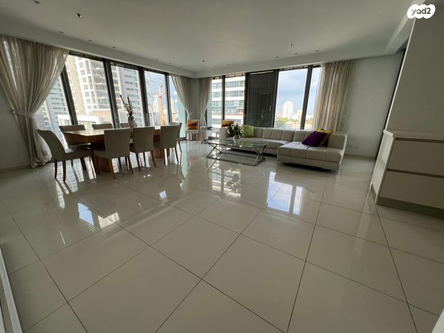 דירה, ניסים אלוני, צמרות איילון, פארק צמרת, תל אביב יפו