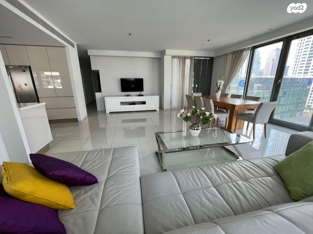 דירה, ניסים אלוני, צמרות איילון, פארק צמרת, תל אביב יפו