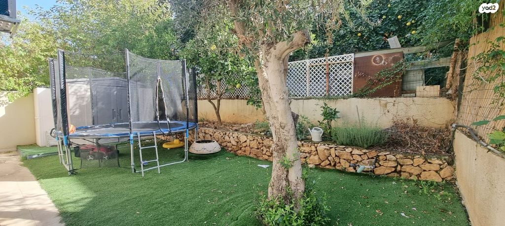 דו משפחתי, אורנית