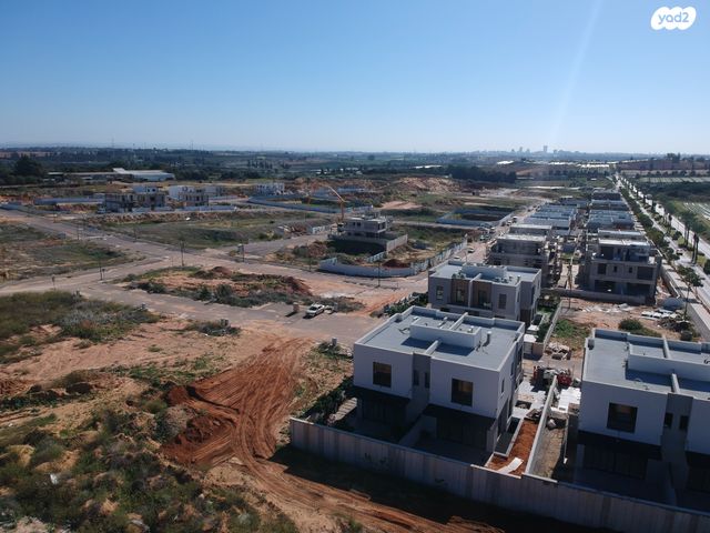מגרשים