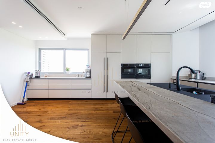 גג/ פנטהאוז, פייר קניג, נוף הטיילת, נתניה