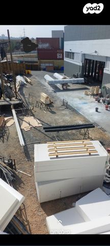 מבני תעשיה, המלאכה 1, מפעלי נחם הר טוב, מפעלי נחם הר טוב