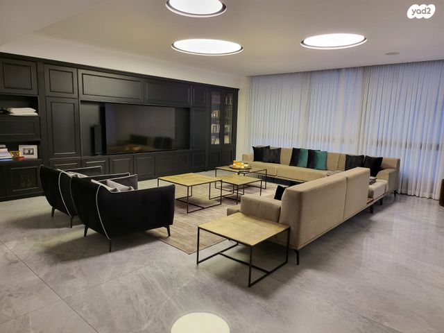 גג/ פנטהאוז, אריאל שרון 6, גבעתיים