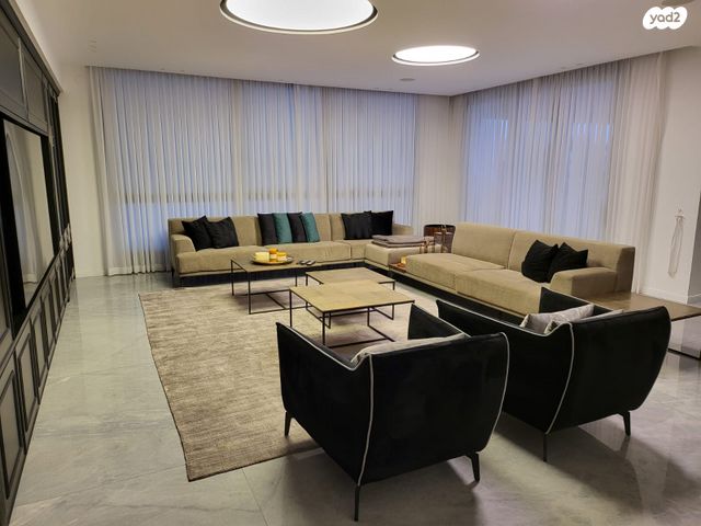 גג/ פנטהאוז, אריאל שרון 6, גבעתיים