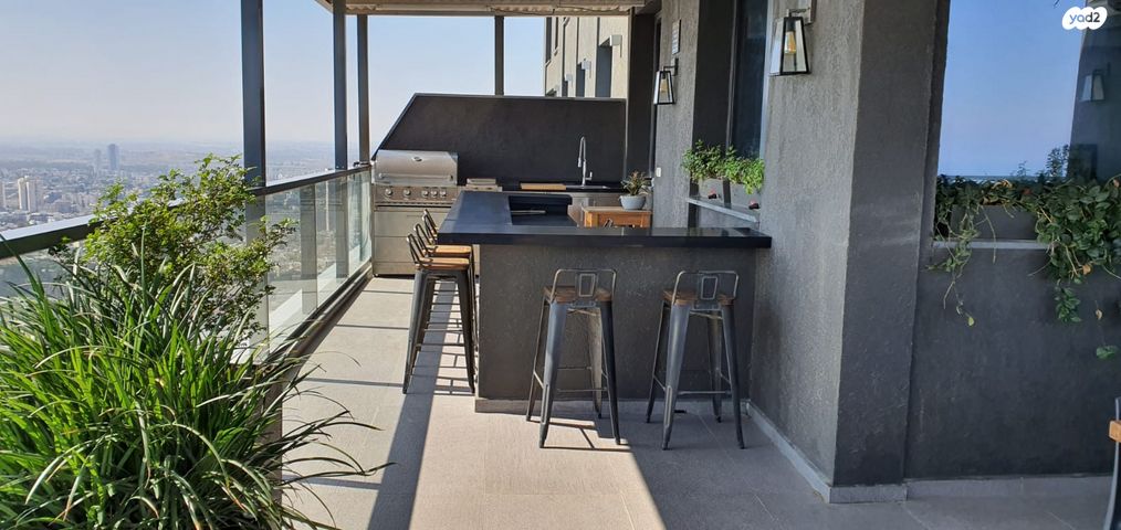 גג/ פנטהאוז, אריאל שרון 6, גבעתיים