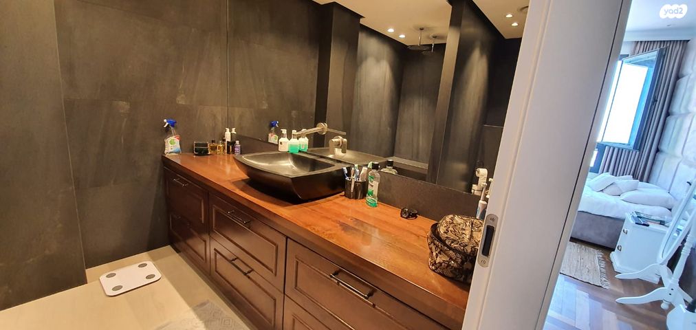 גג/ פנטהאוז, אריאל שרון 6, גבעתיים