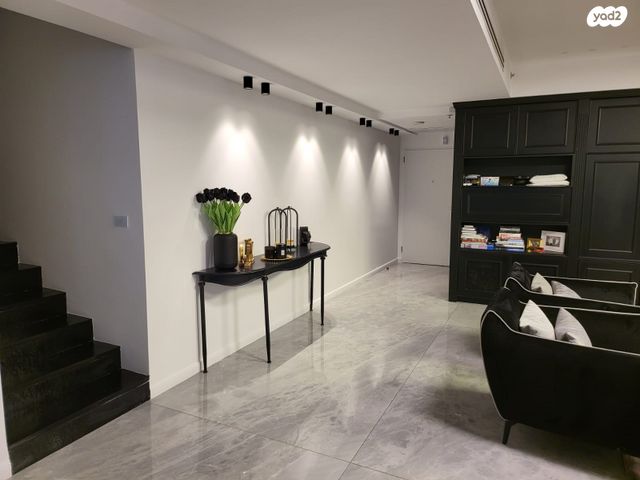 גג/ פנטהאוז, אריאל שרון 6, גבעתיים