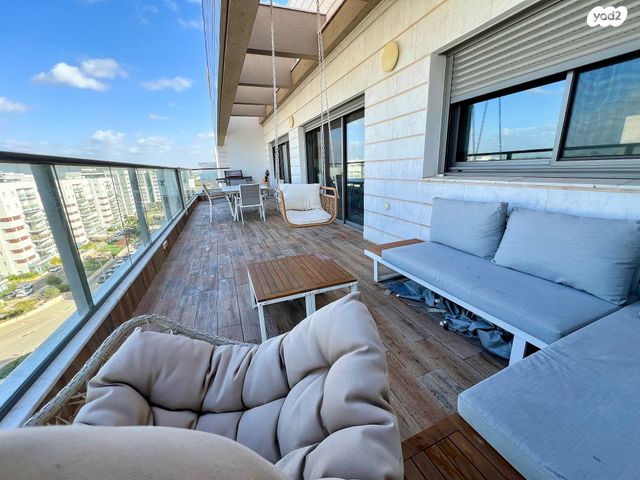 גג/ פנטהאוז, אהבת אדם, שרונה, כפר יונה