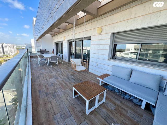 גג/ פנטהאוז, אהבת אדם, שרונה, כפר יונה